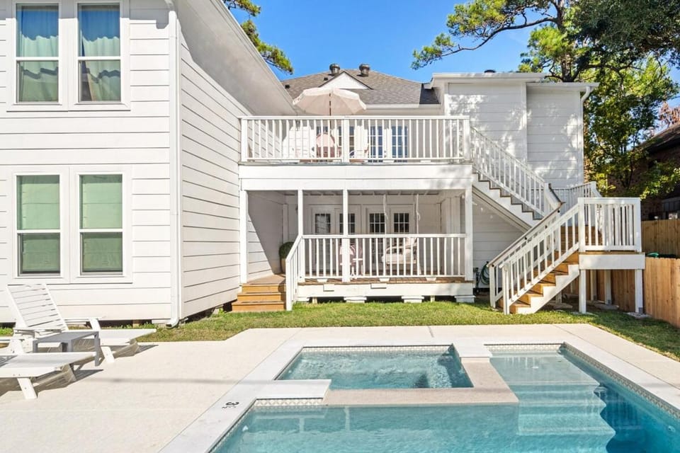 Property building, Patio, Balcony/Terrace, Swimming pool