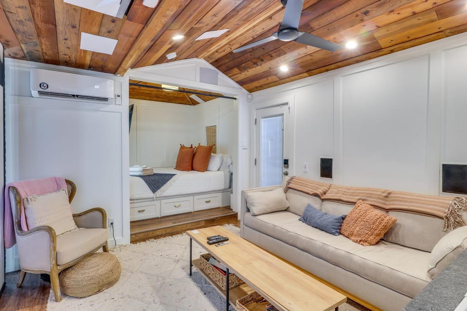 Sleek Studio w/ Projector - Near Texas Tech! Apartment in Lubbock