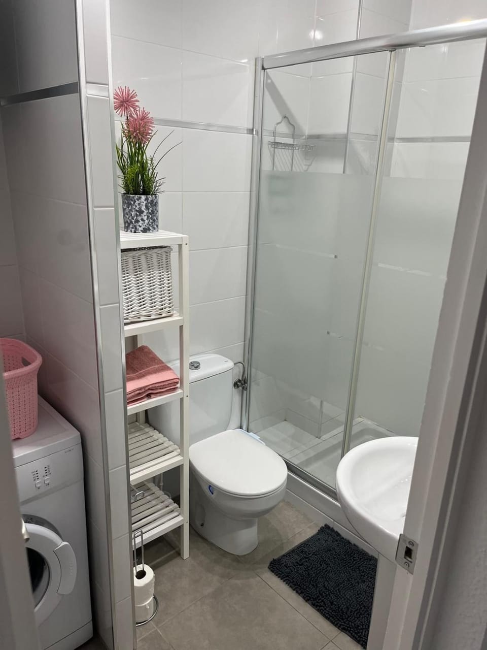 Shower, Toilet, Bathroom, towels