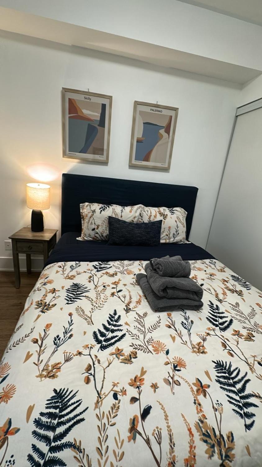 Unit for 4 by the Core with 3 Beds House in Port Hope