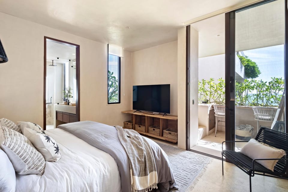 Bed, TV and multimedia, Evening entertainment, Bedroom