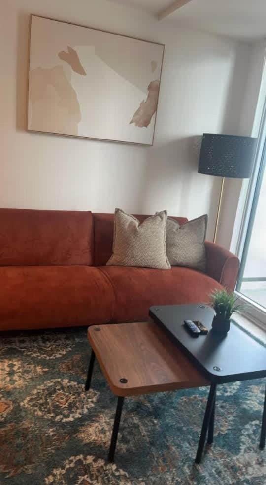 Sleep 2 guests cozy couch House in Port Hope