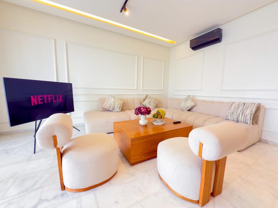 Communal lounge/ TV room, TV and multimedia, Living room, Seating area, air conditioner