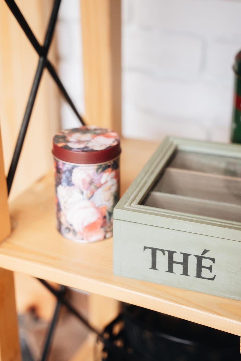 Kitchen or kitchenette, Text overlay