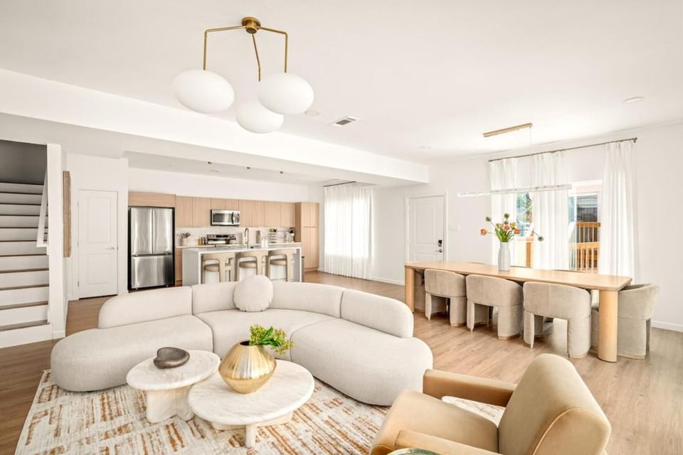 Kitchen or kitchenette, Living room, Seating area, Dining area