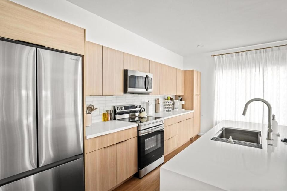 Coffee/tea facilities, Kitchen or kitchenette, dishwasher, oven, stove