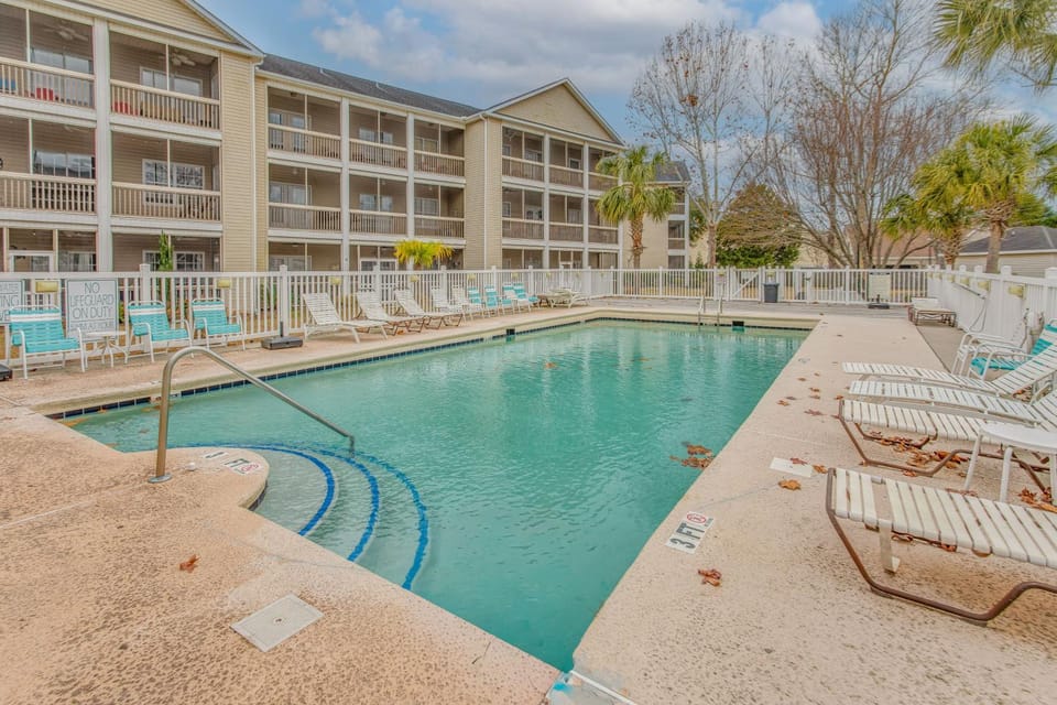 Condo w/ Pool Access, 1 Mi to Cherry Grove Beach House in North Myrtle Beach