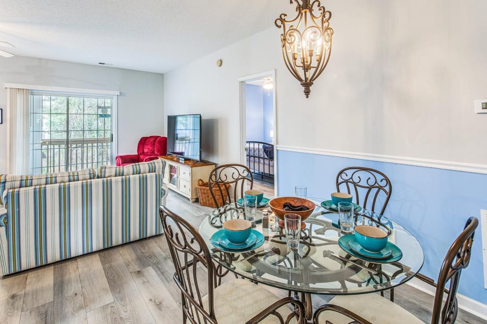 Condo w/ Pool Access, 1 Mi to Cherry Grove Beach House in North Myrtle Beach