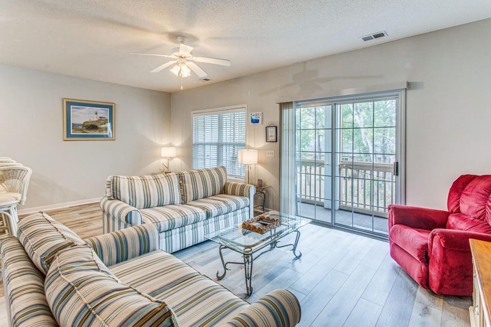 Condo w/ Pool Access, 1 Mi to Cherry Grove Beach House in North Myrtle Beach