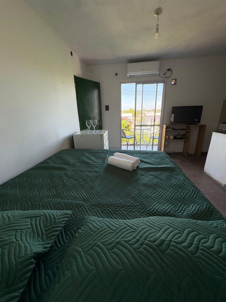 Bed, TV and multimedia, Photo of the whole room