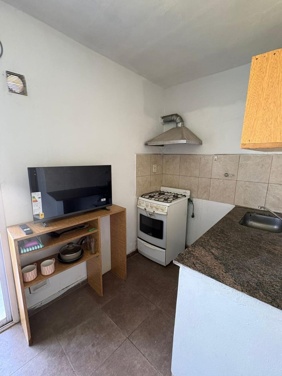 TV and multimedia, Kitchen or kitchenette, oven, stove
