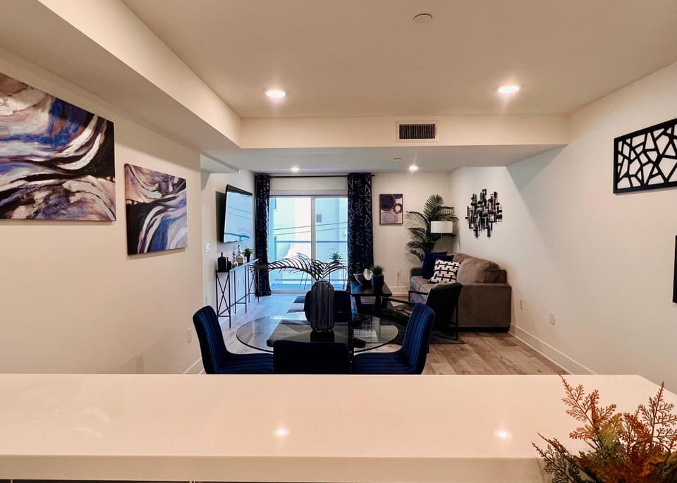 Cozy Century City 2 Br Sleeps 6 with Parking 505 Hotel in Westwood