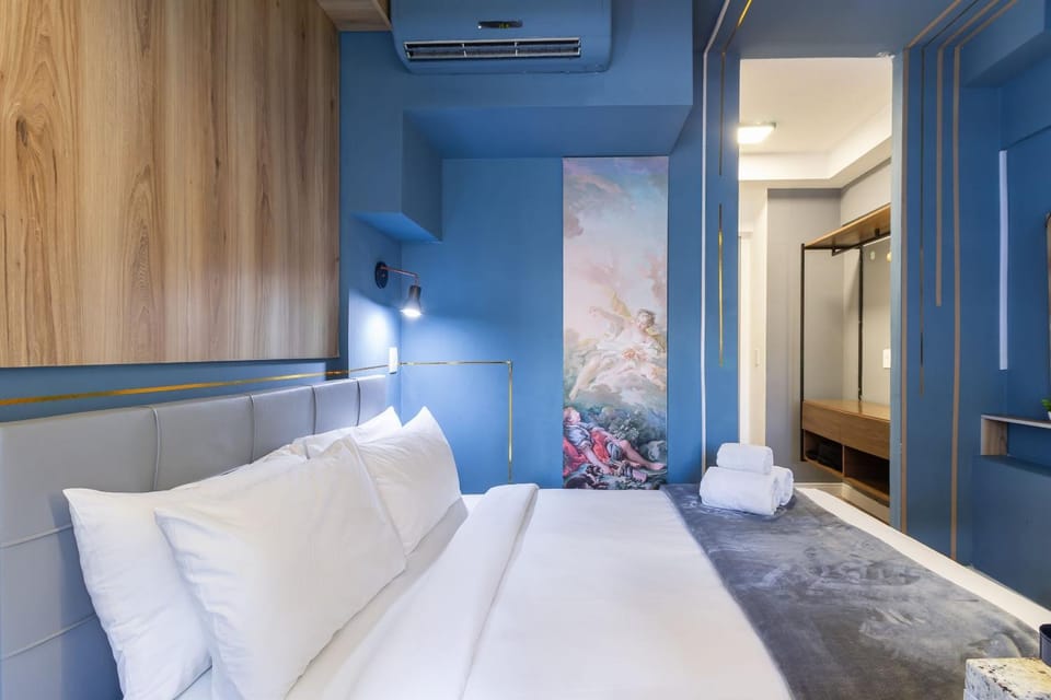 Photo of the whole room, Bedroom