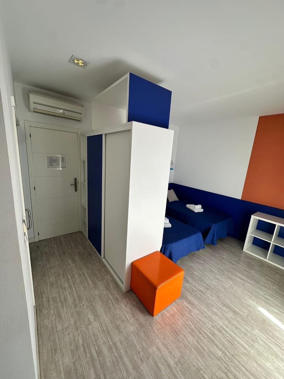 Photo of the whole room, Bedroom