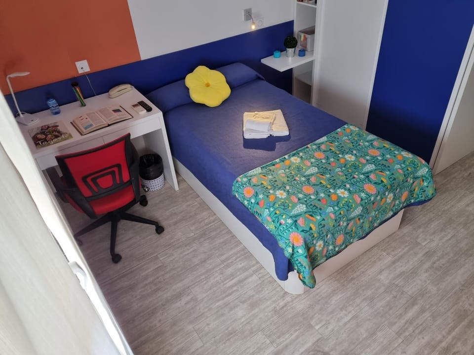 Bedroom, cot