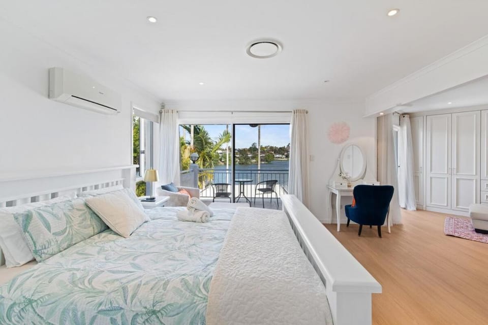 Amazing waterfront luxury house &Large pool Villa in Brisbane