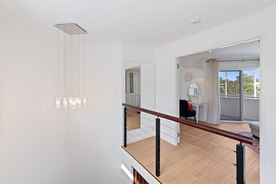 Amazing waterfront luxury house &Large pool Villa in Brisbane
