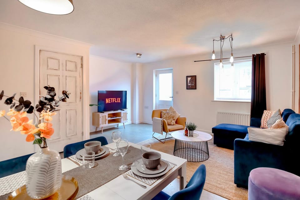 TV and multimedia, Living room, Seating area, Dining area