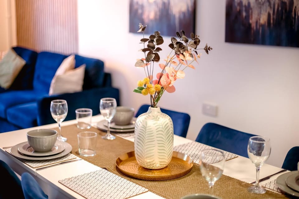 Living room, Food and drinks, Seating area, Dining area, Food