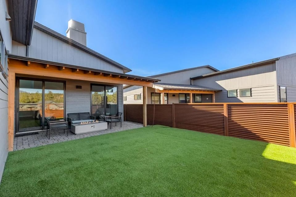 Cozy Flagstaff Escape - Two King Suites and Hot Tub House in Flagstaff