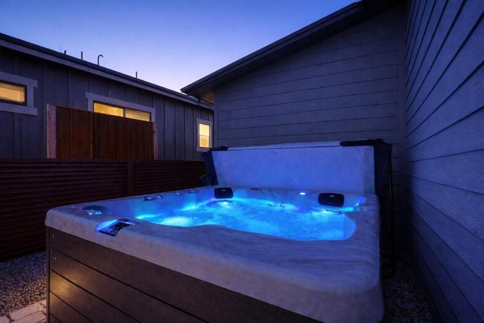 Cozy Flagstaff Escape - Two King Suites and Hot Tub House in Flagstaff