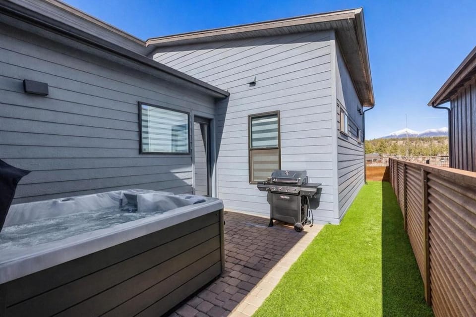 Cozy Flagstaff Escape - Two King Suites and Hot Tub House in Flagstaff