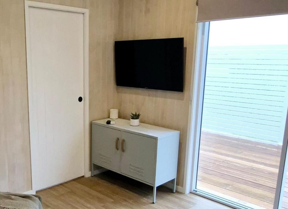 The NEST New Boutique Tiny home Inlet Water Views Apartment in Northland