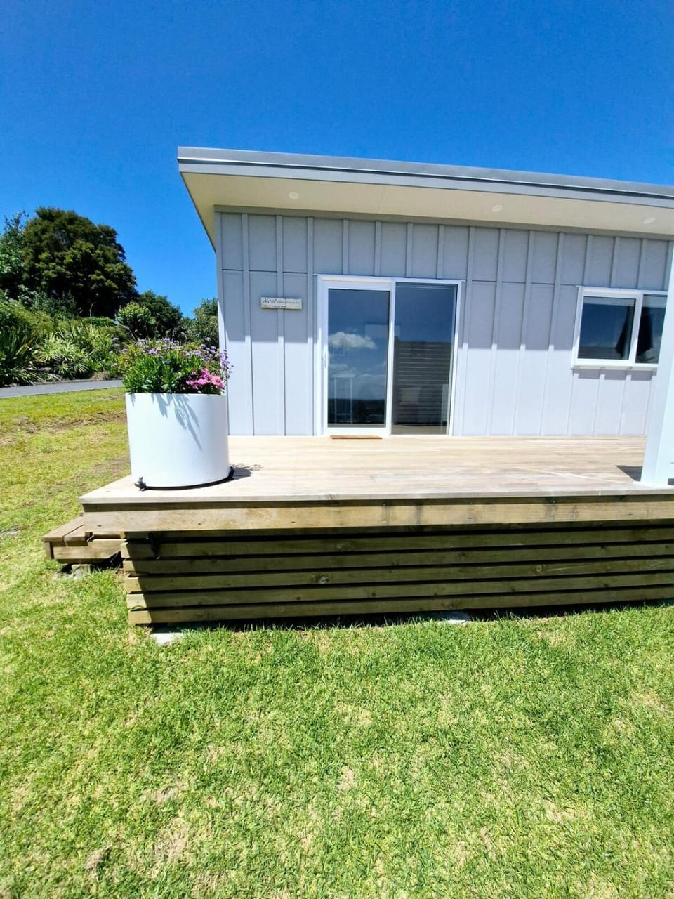 The NEST New Boutique Tiny home Inlet Water Views Apartment in Northland