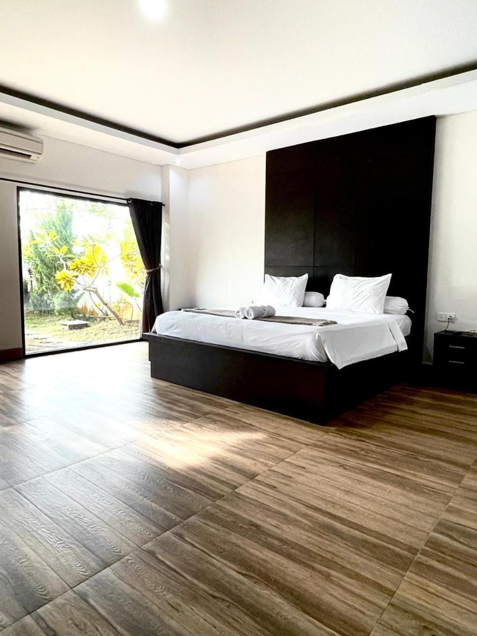 2 Bed Room Spacious Family House with Garden View House in Bali
