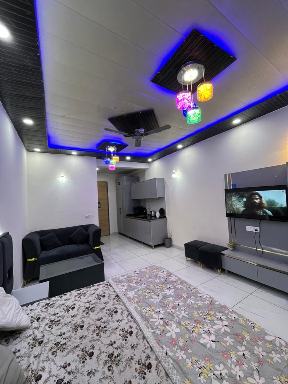 Gaur city studios Apartment in Noida