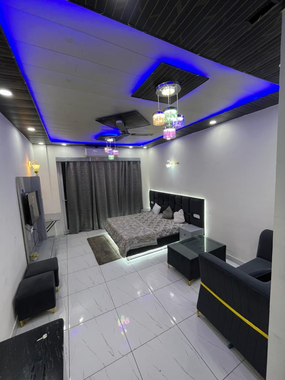 Gaur city studios Apartment in Noida