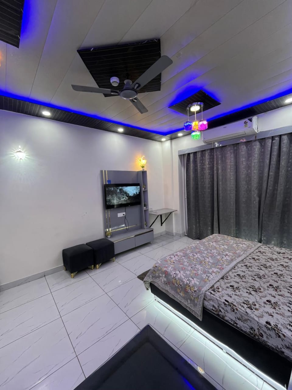 Gaur city studios Apartment in Noida