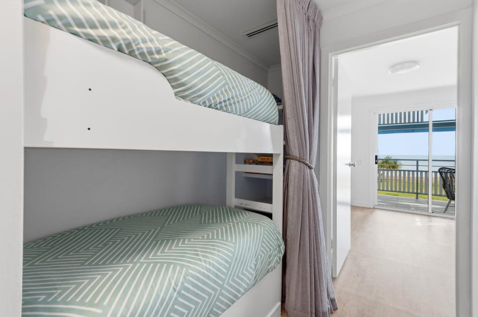 Bedroom, bunk bed