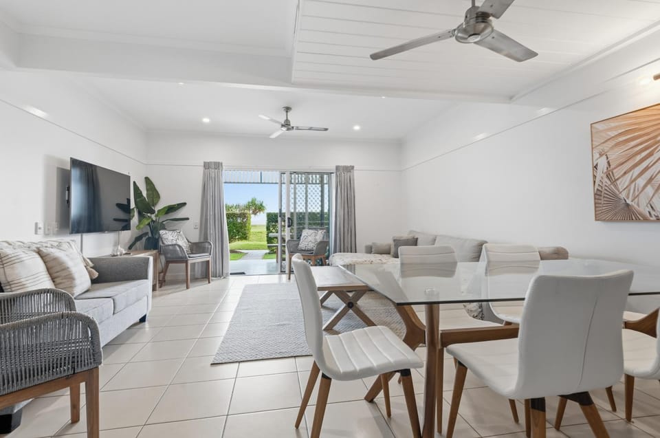 View (from property/room), Seating area, Dining area, Sea view