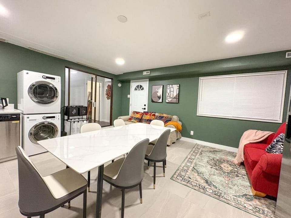 Kitchen or kitchenette, Living room, Seating area, Dining area, washing machine, dryer