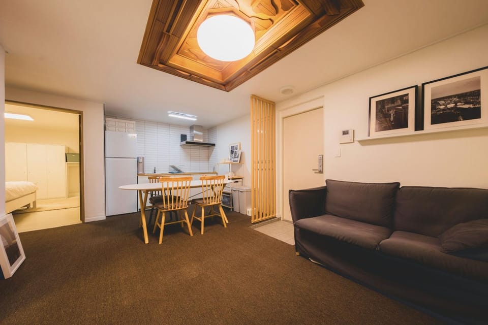 Kitchen or kitchenette, Living room, Seating area, Dining area