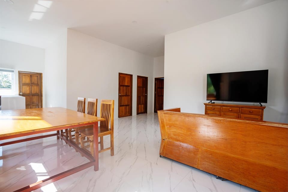 Communal lounge/ TV room, TV and multimedia, Living room, Dining area, Dinner