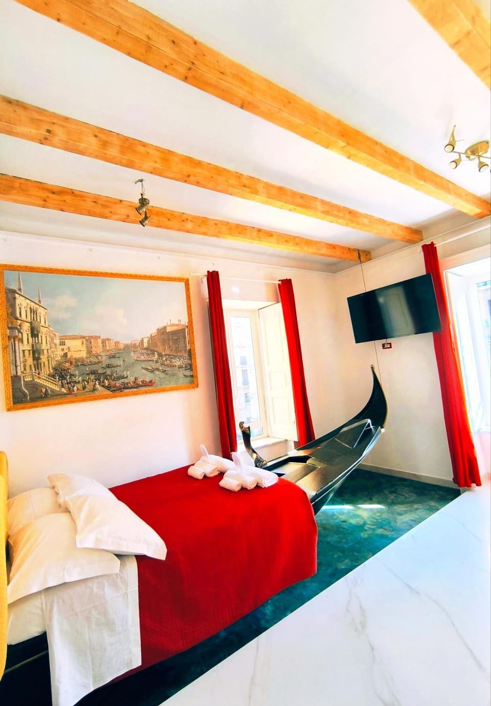 Bed, TV and multimedia, Photo of the whole room, Decorative detail, Evening entertainment, Bedroom, towels