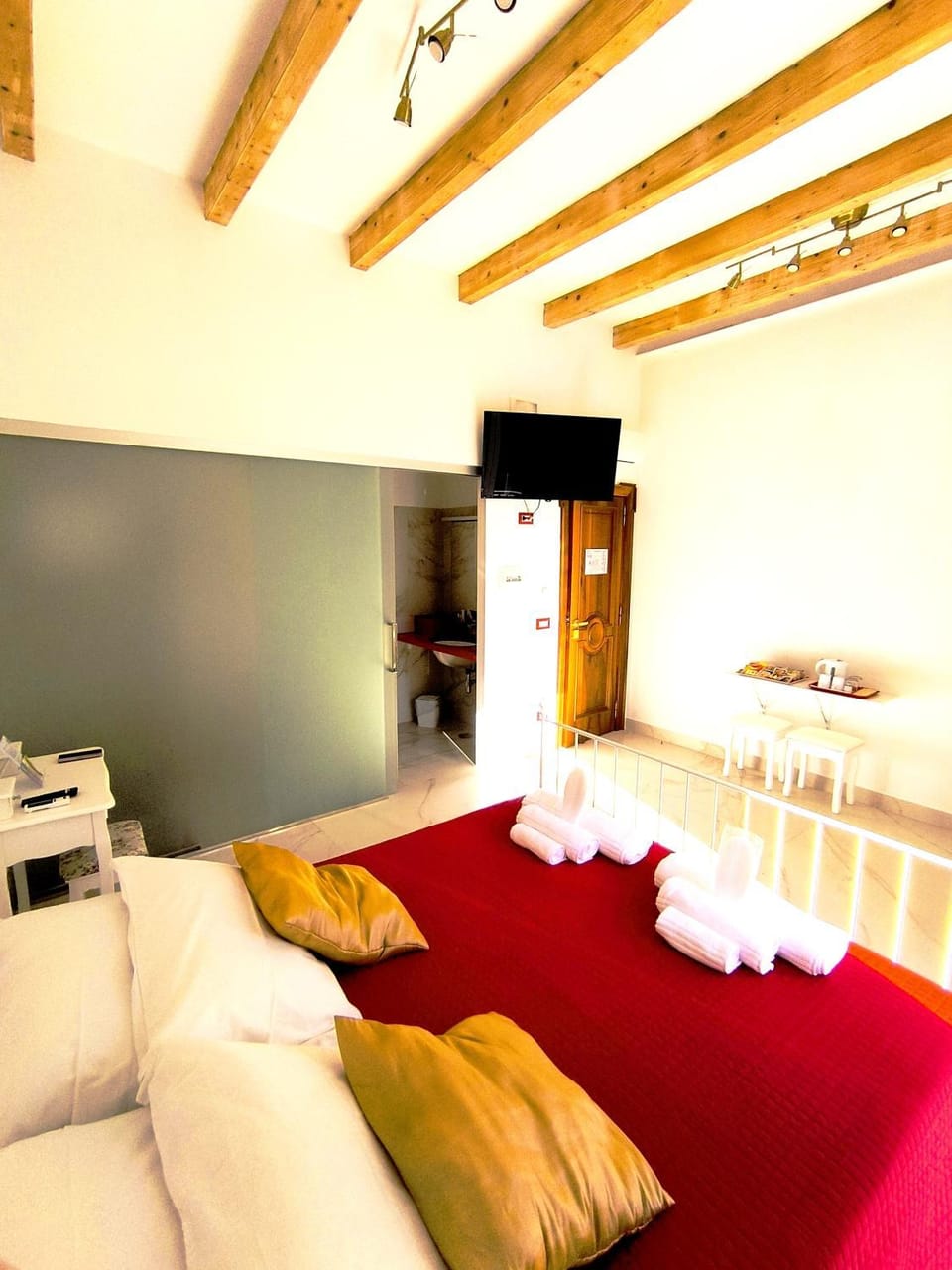 Bed, Bathroom, TV and multimedia, Food and drinks, Photo of the whole room, Bedroom, Food, towels