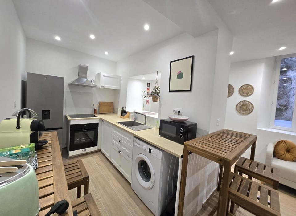 Kitchen or kitchenette, oven, washing machine