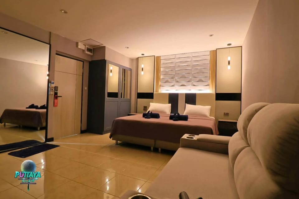 Bed, Living room, Photo of the whole room, Seating area, Bedroom, air conditioner