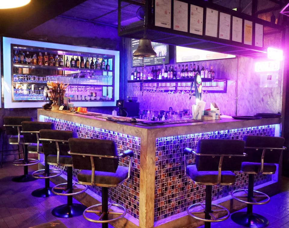 Lounge or bar, Food and drinks, Drinks, group of guests