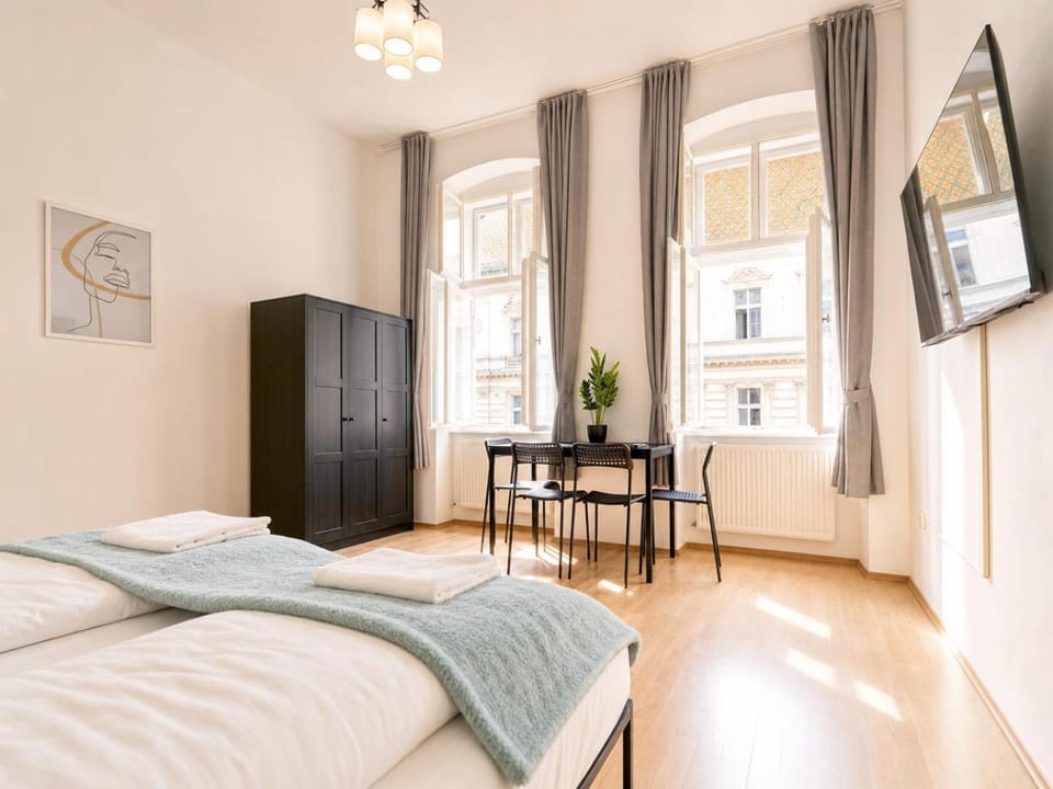 Property building, Bed, TV and multimedia, Bedroom, wardrobe