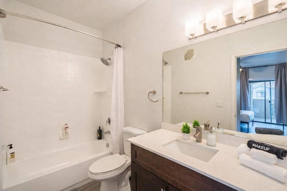 Near Diablo Stadium & DT Tempe Gym Pool W&D Prking Apartment in Tempe
