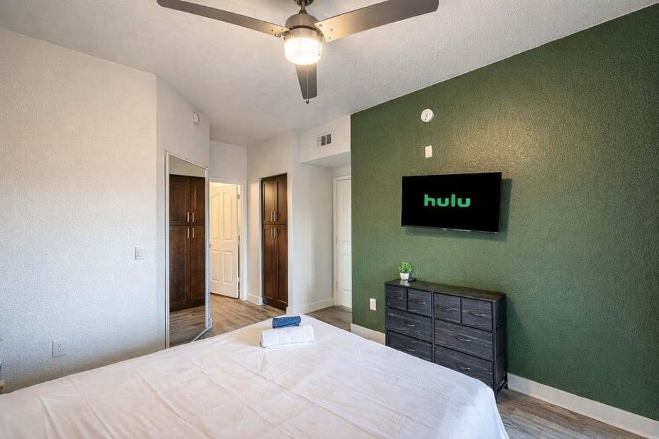 Near Diablo Stadium & DT Tempe Gym Pool W&D Prking Apartment in Tempe