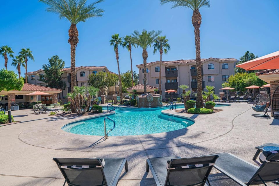Diablo Stadium-ASU-Airport-Gym-Pool-HotTub-Parking Apartment in Tempe