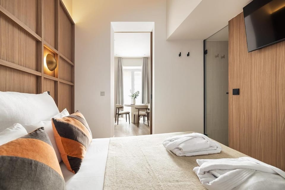 Bed, TV and multimedia, Bedroom, towels