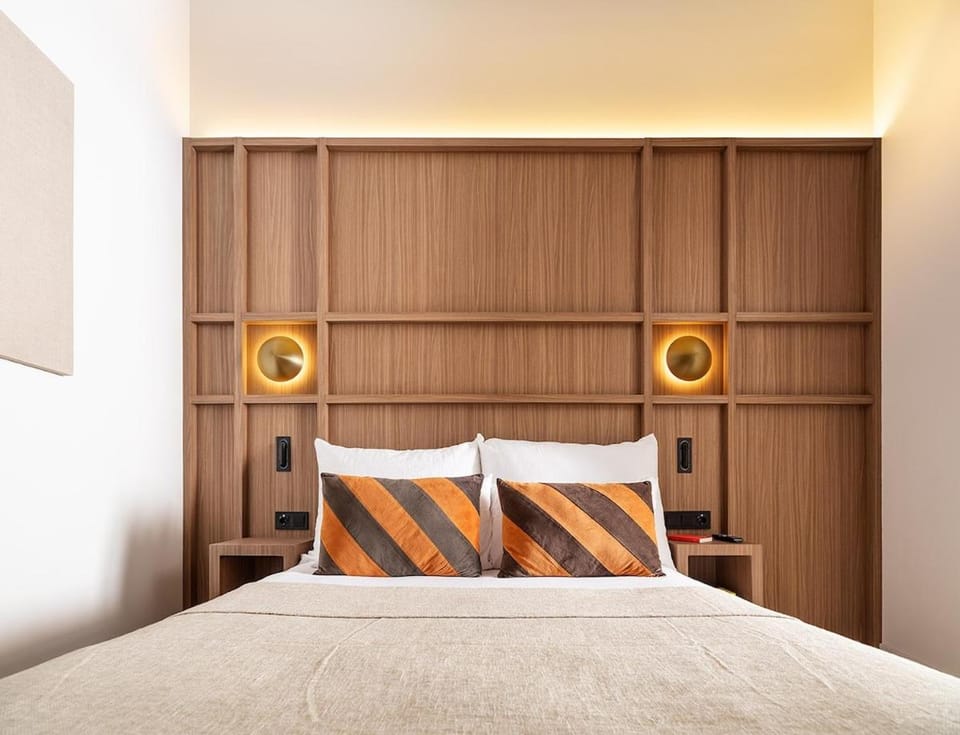 Photo of the whole room, Bedroom, wardrobe