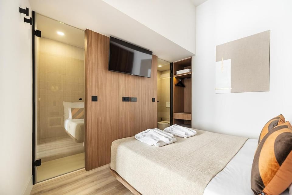 Bathroom, Bedroom, towels