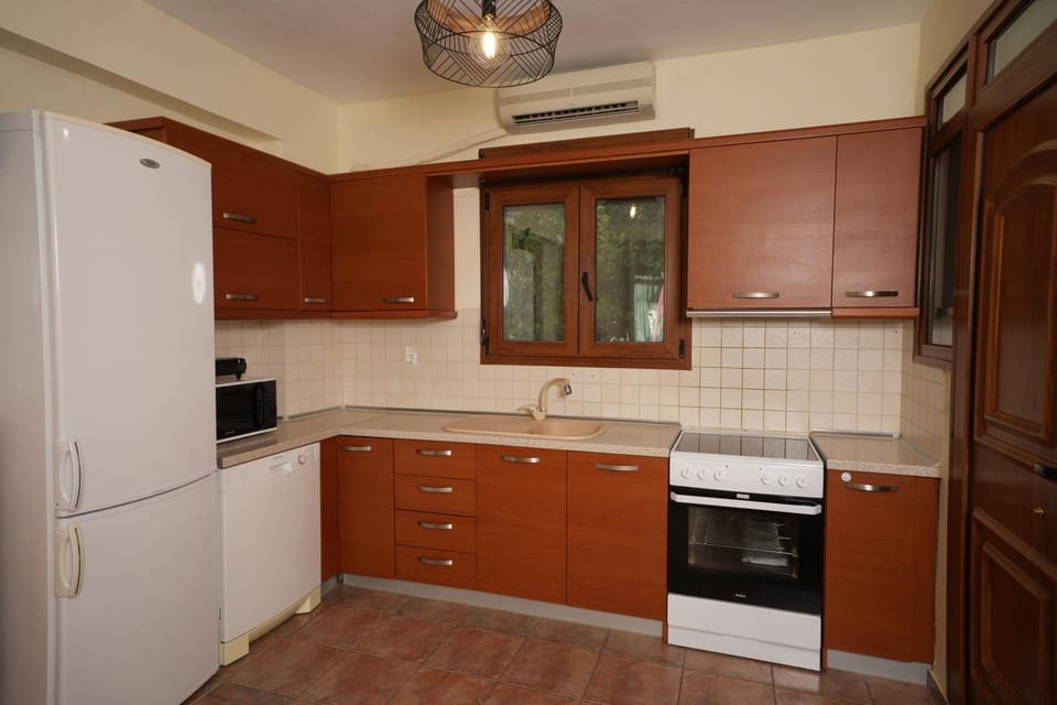 Kitchen or kitchenette, dishwasher, oven, stove